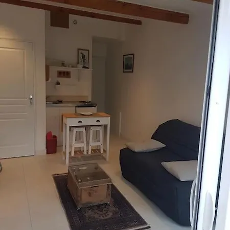 à Louer à La Nuitée Appartement *